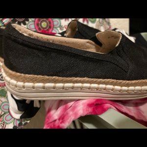 Ladies Shoes in new like condition the color is black